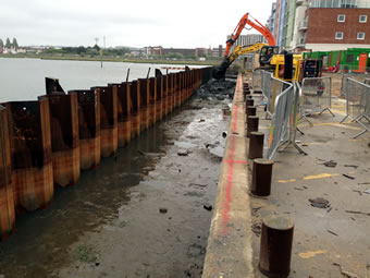 Aplicación de Anclas de Embalaje Sumergido en Tablestaca Muelle paredes